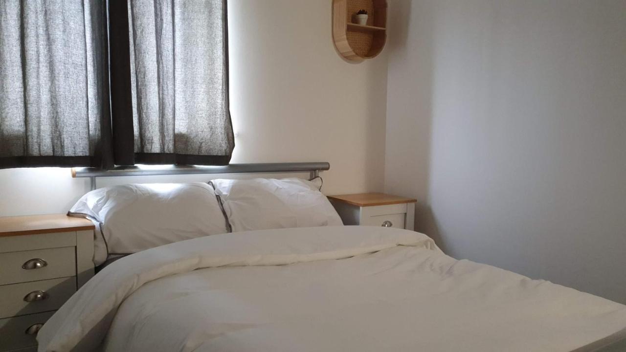 Spacious 5 Min Walk To Leytonstone Underground Station And 5 Stops To Zone 1 Appartement